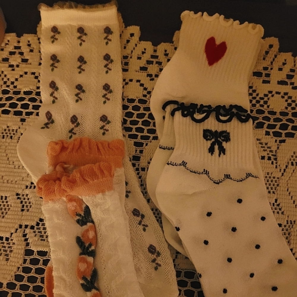2 PAIRS OF SOCKS, FOOTIES AND ANKLETS